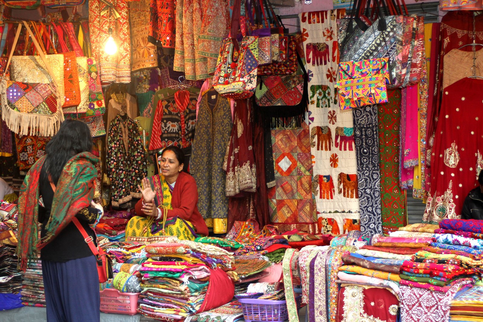 SHOPPING! 5 CHEAPEST PLACES TO SHOP IN DELHI