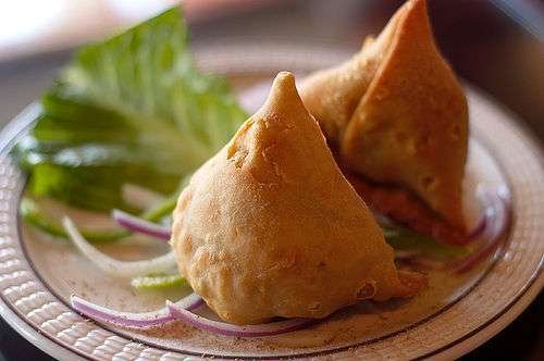Know Where To Bite into the Best Samosa of Delhi