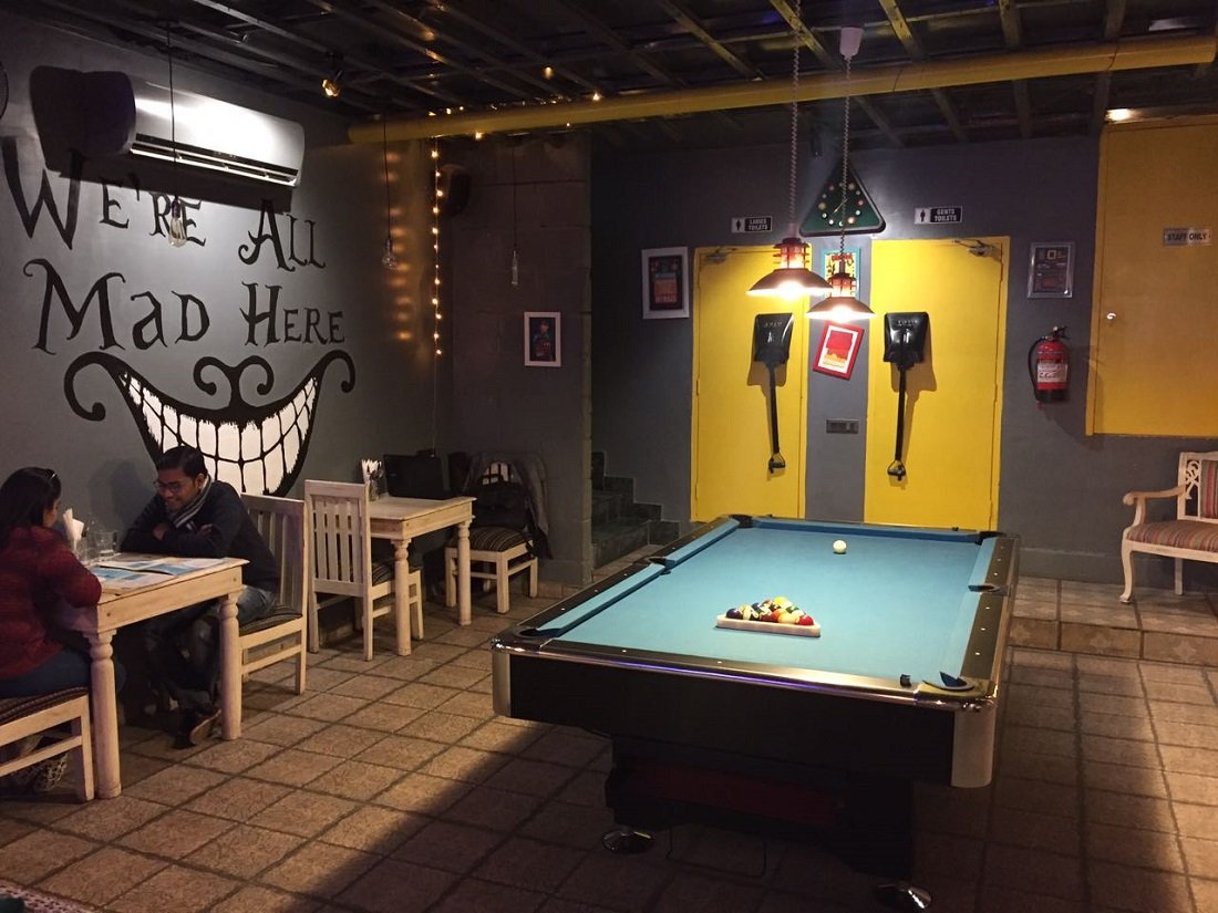 Play Snooker & Jenga At This Kailash Colony Cafe While Binge Drinking & Eating!