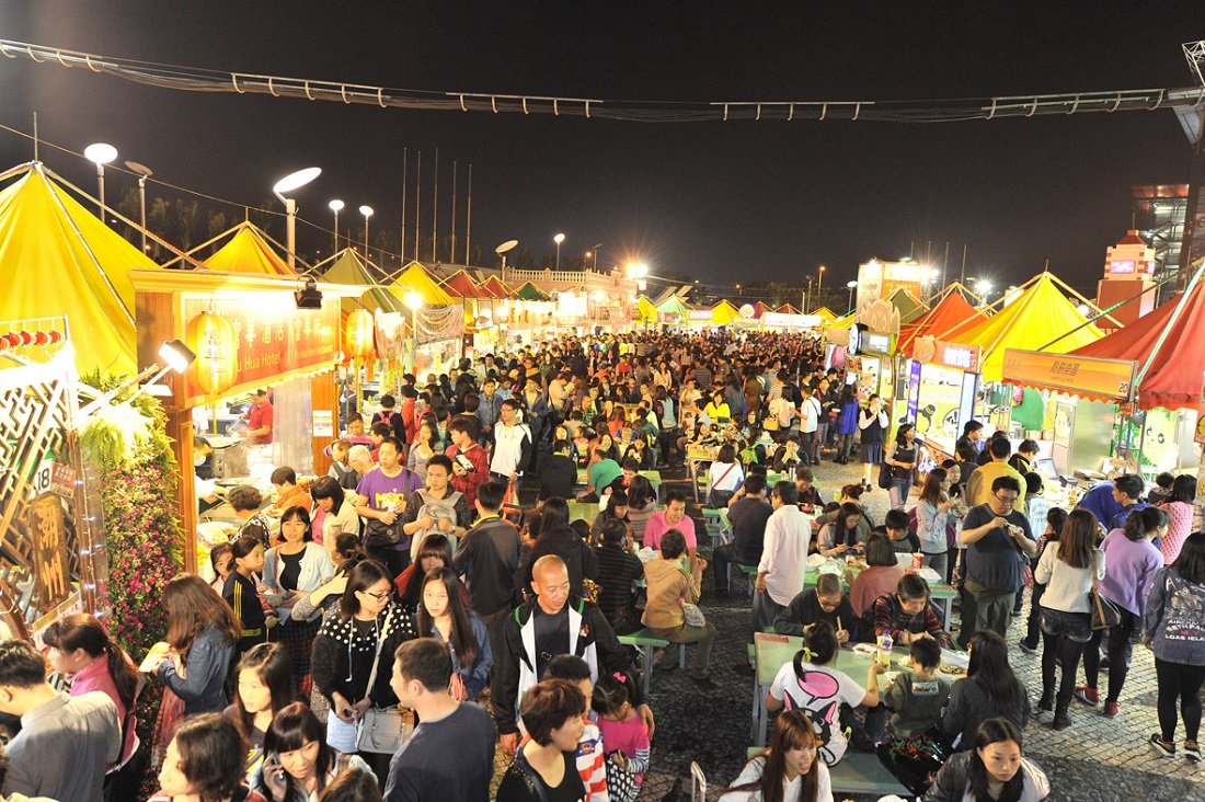 Go All In With Craft Beer Carnival, Rain Dance Concert & Street Food At Delhi Food Truck Festival!