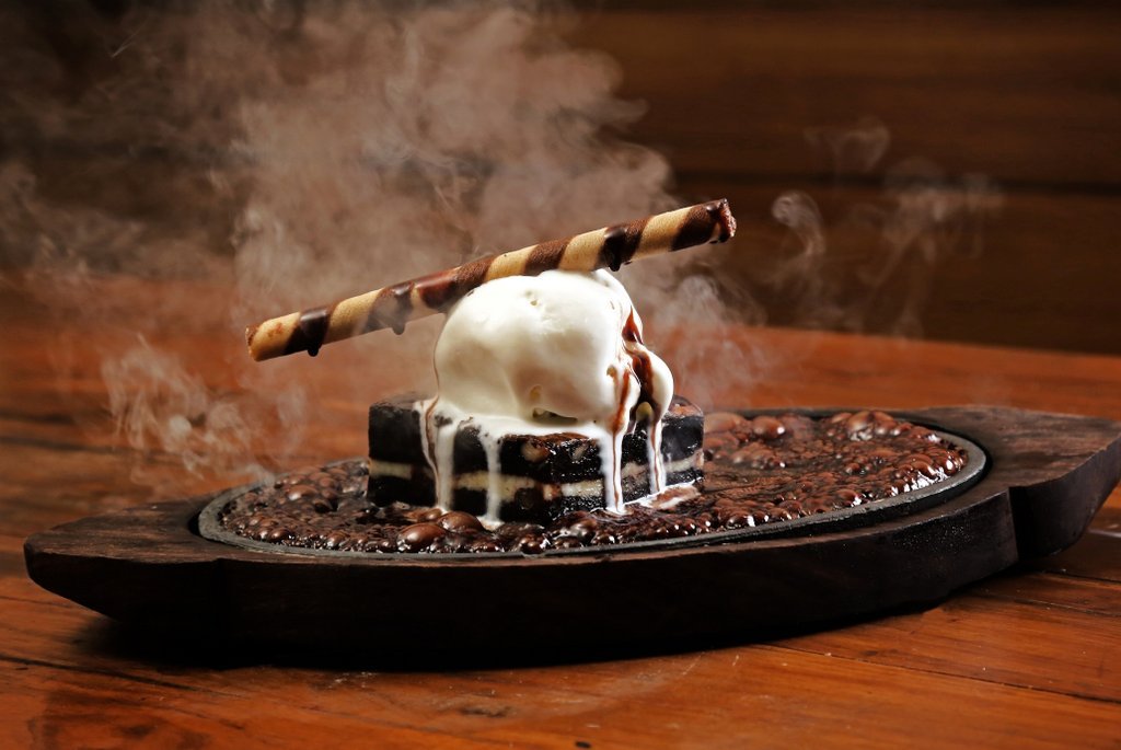 Startin' INR 99 Devour Big Scoops Of Ice Cream Sizzlers With Brownies!
