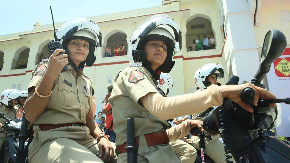 *WOW* Delhi Police's Women Squad On A Rescue Mission!