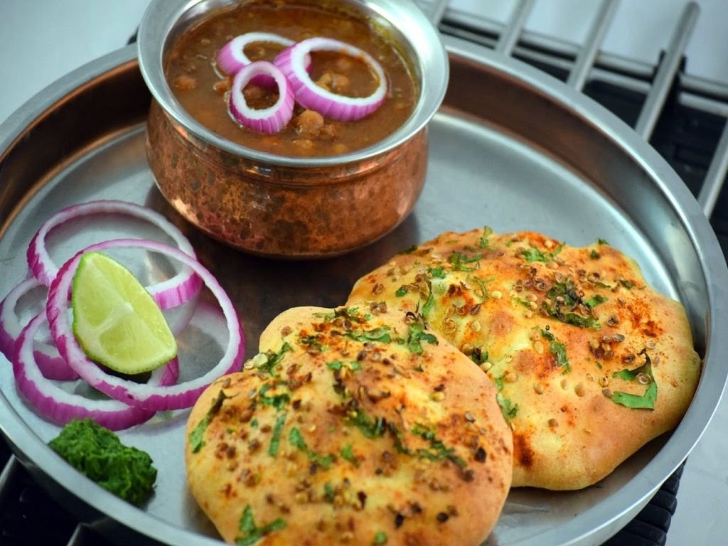This Small Shop In Naraina Serves The Spiciest Chole Kulche In Town!